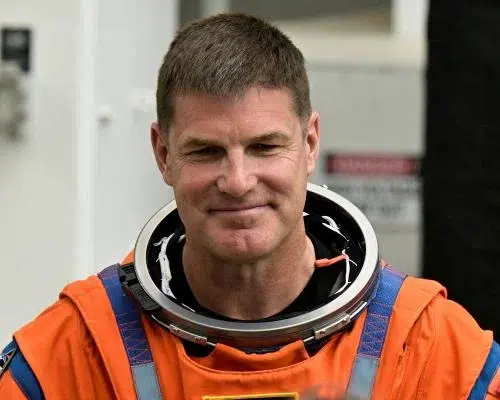 Yelzkizi artemis ii crew watched project hail mary in quarantine before launch — astronaut jeremy hansen gives ryan gosling a thumbs up halfway to the moon